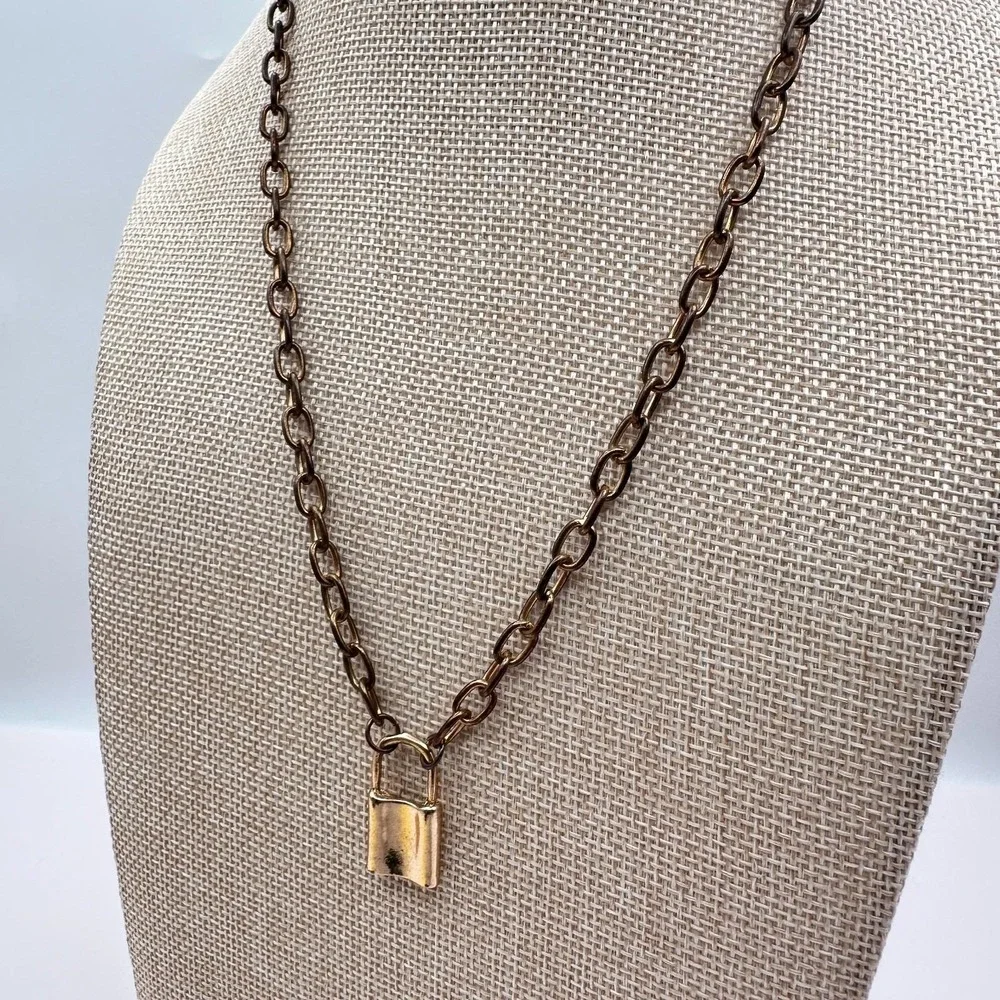 Vintage 90s Gold‎ Tone Rolo Chain Padlock Pendant Necklace Women's Jewelry Retro